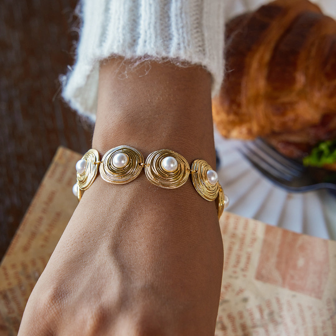 Chunky pearl shell bacelet