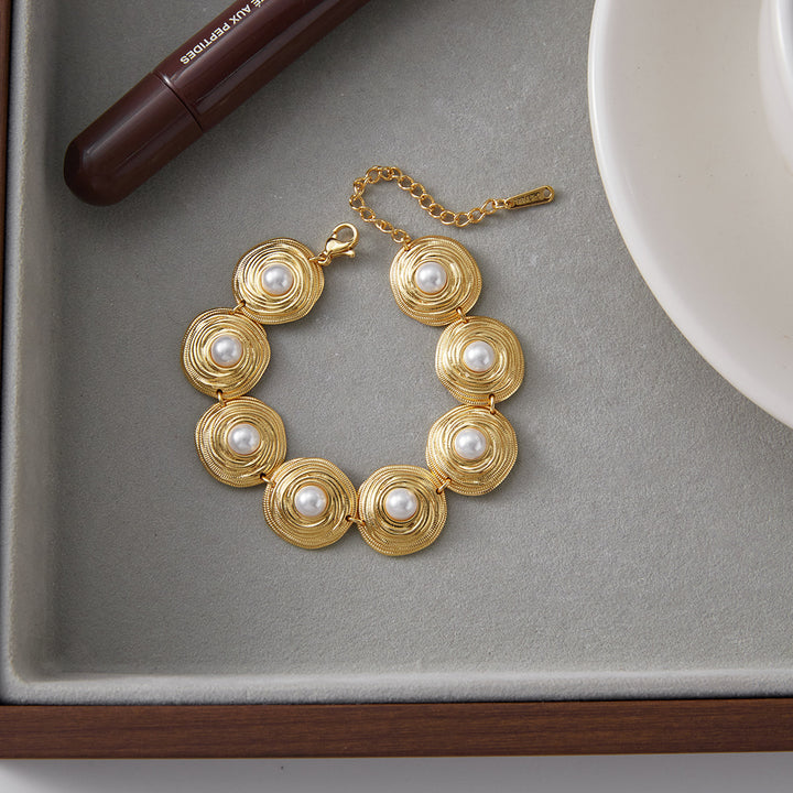 Chunky pearl shell bacelet