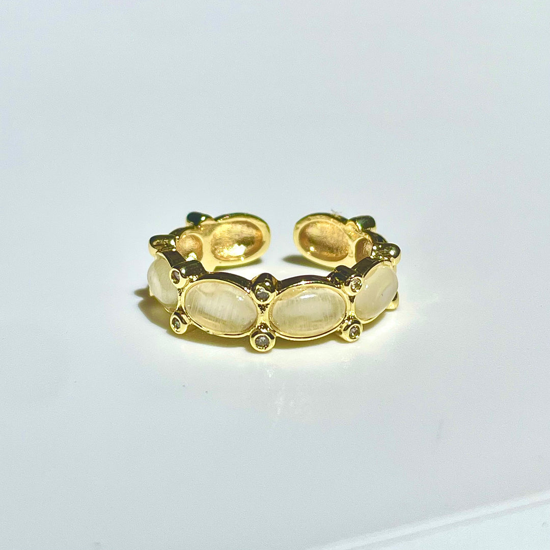 Linked cateye ring