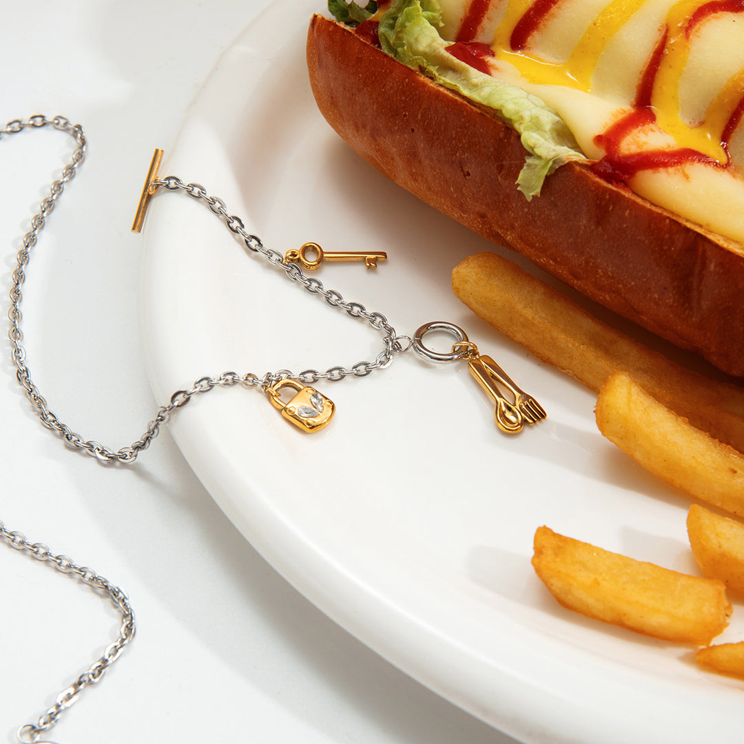 Spoon kiss toned necklace