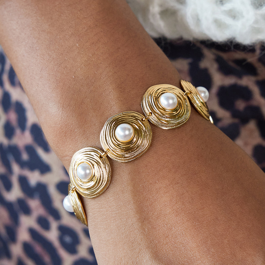 Chunky pearl shell bacelet