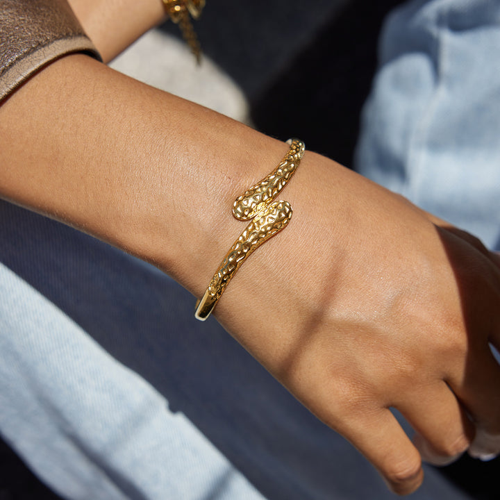 Textured hug hand cuff