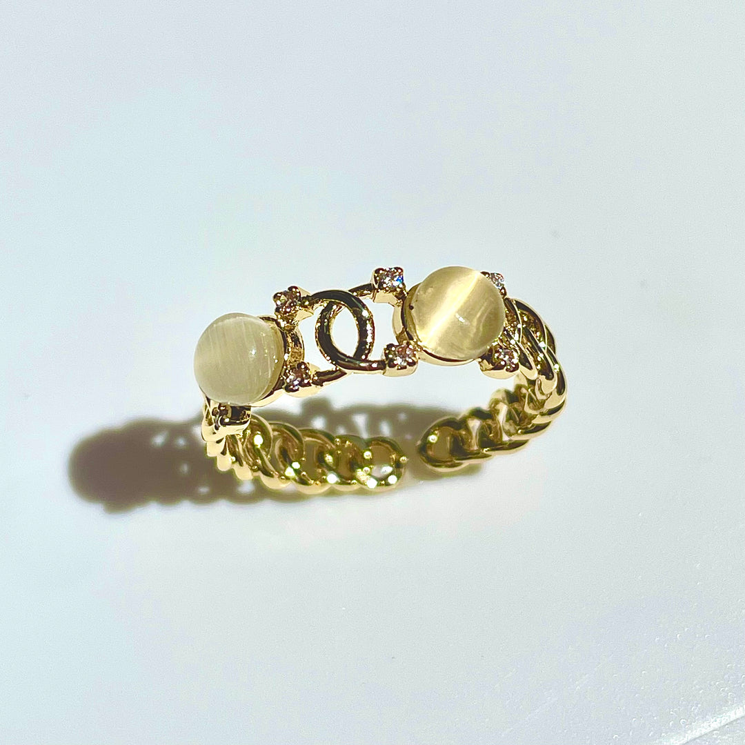 Linked cateye ring