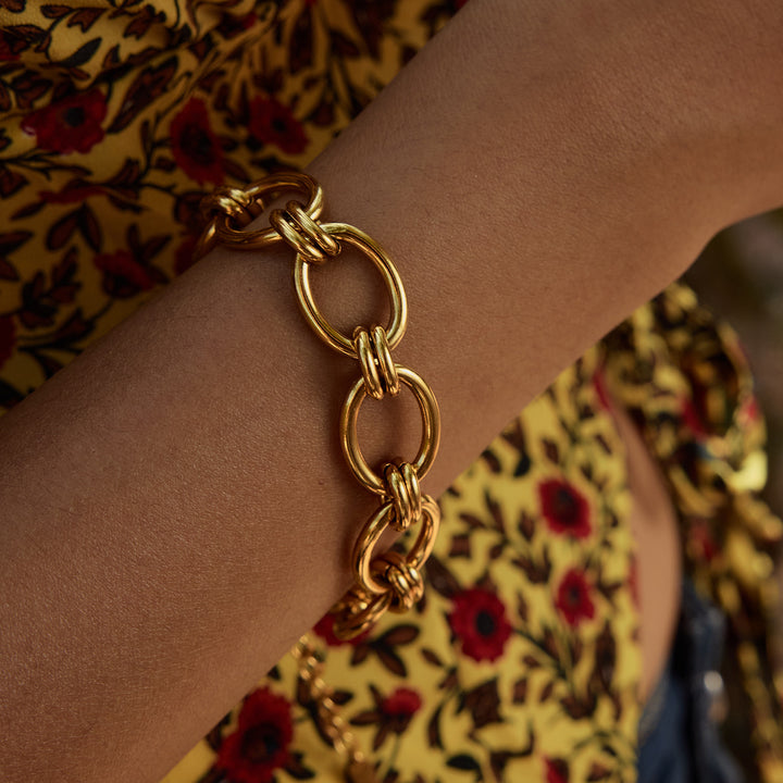 Interlinked chunky gold bracelet