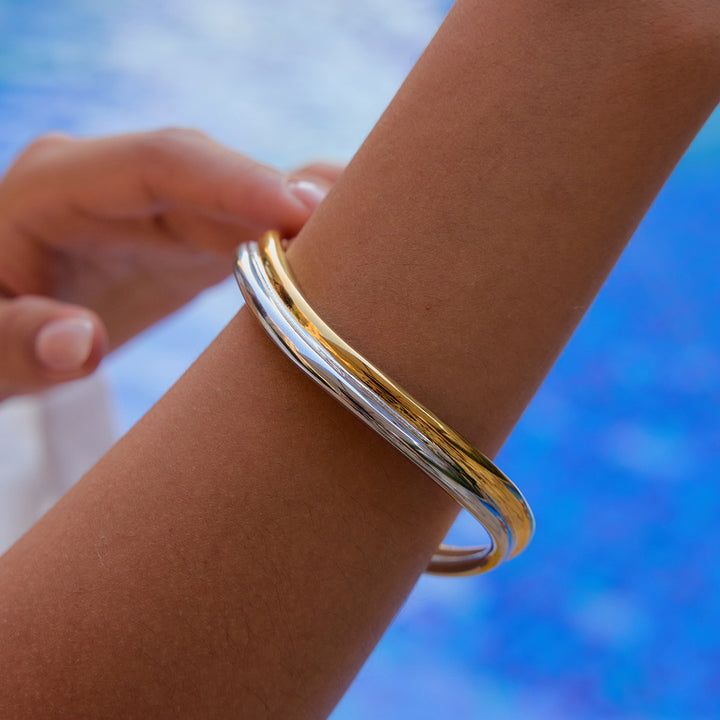 Toned wave bangle
