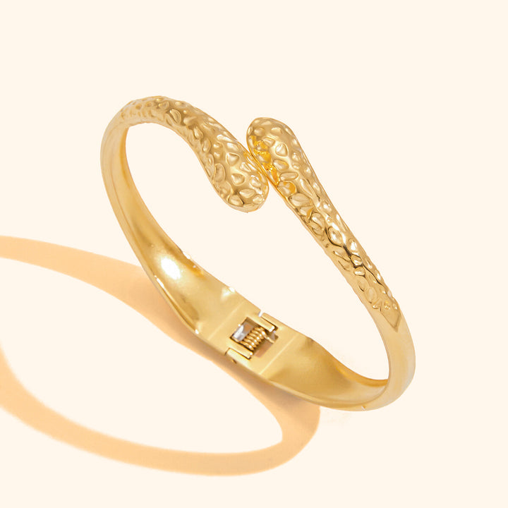 Textured hug hand cuff