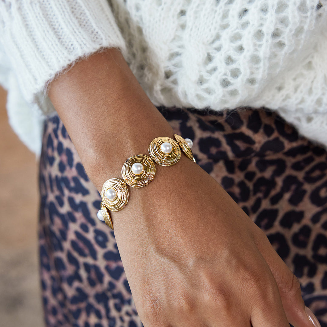 Chunky pearl shell bacelet