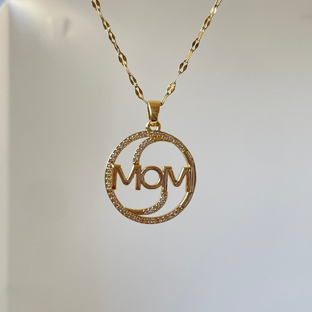 “MOM” round necklace