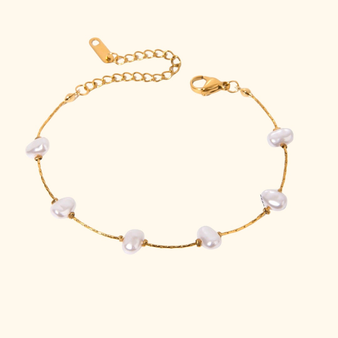 Dainty freshwater pearl bracelet