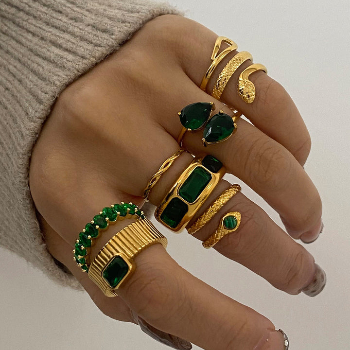 Emerald pears ring