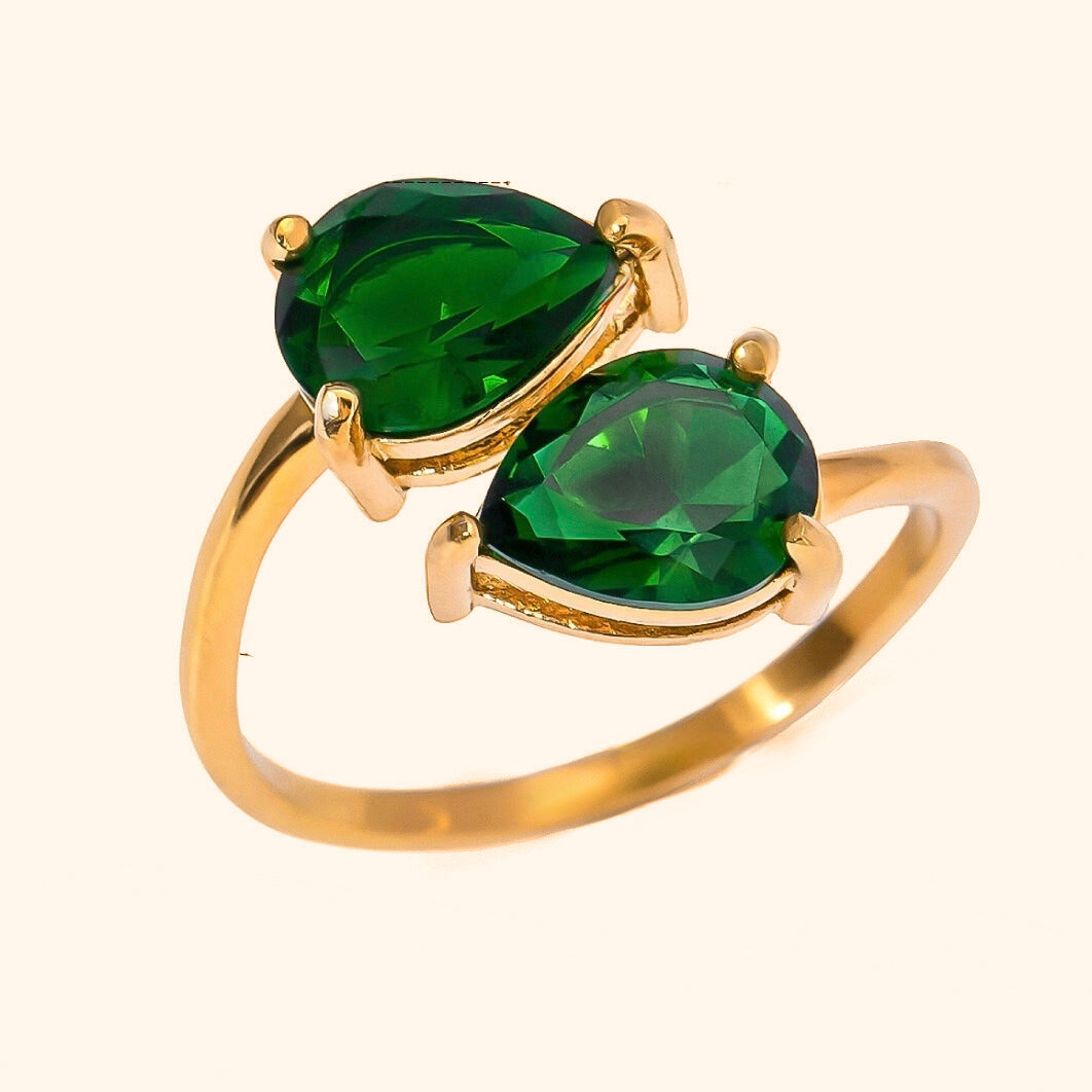 Emerald pears ring